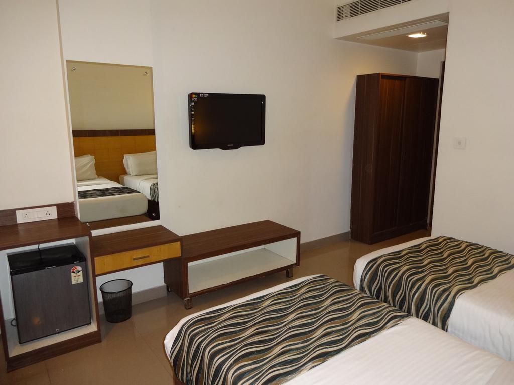 Continental Park Hotel Vijayawada Bagian luar foto