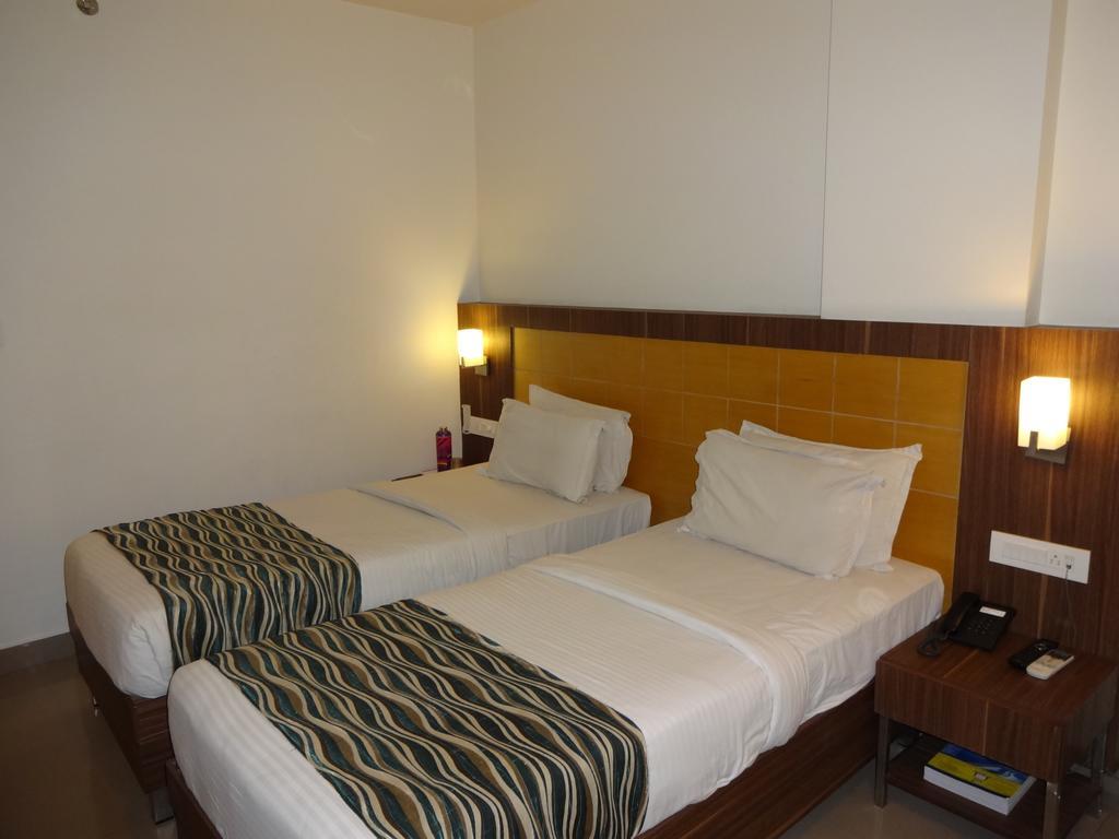 Continental Park Hotel Vijayawada Bagian luar foto