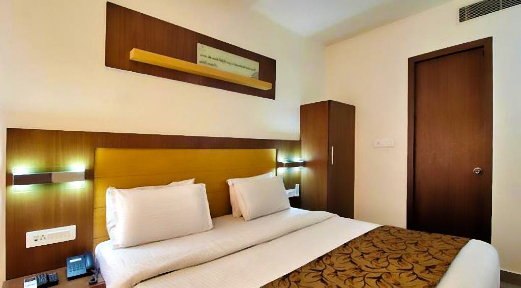 Continental Park Hotel Vijayawada Bagian luar foto