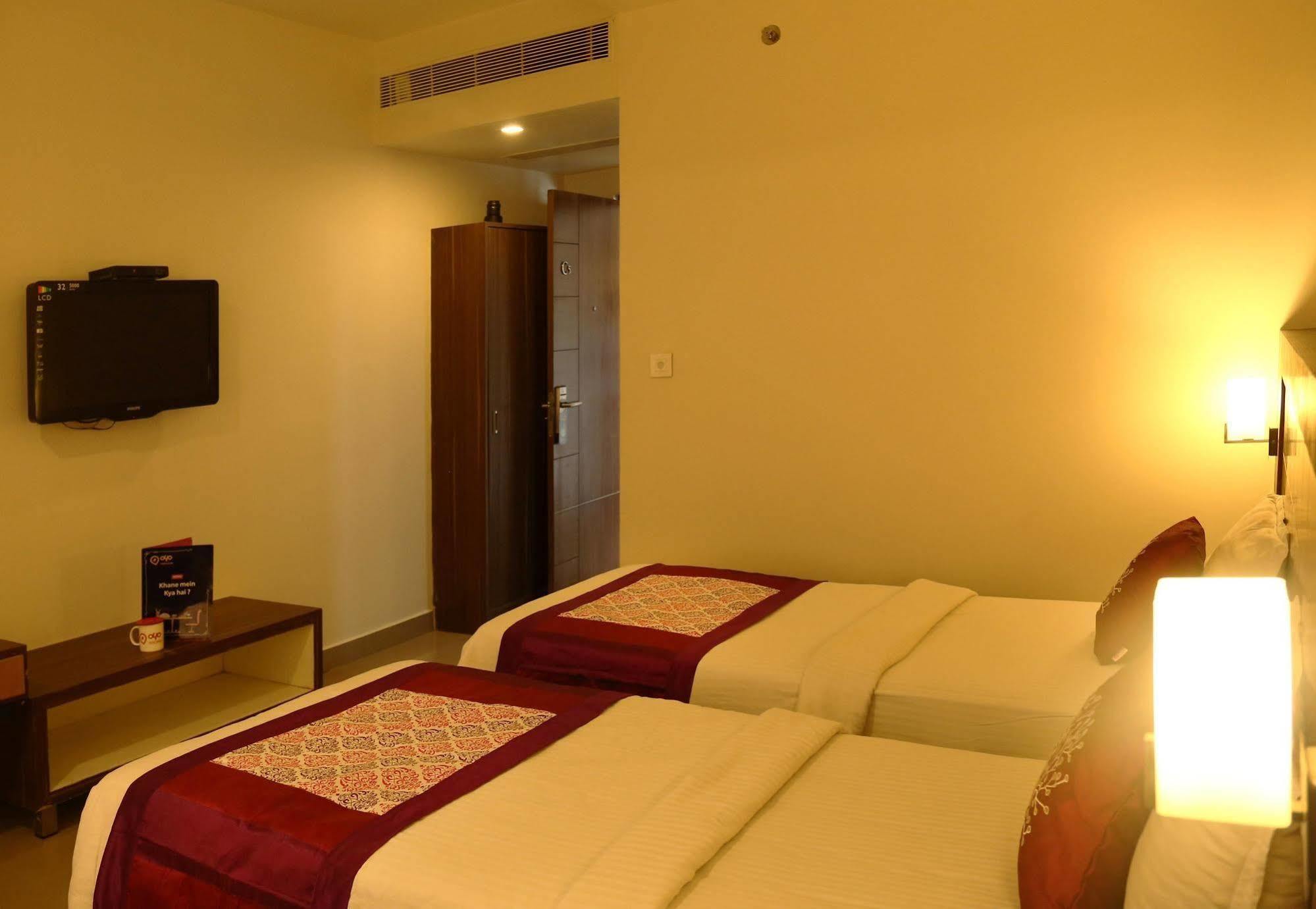 Continental Park Hotel Vijayawada Bagian luar foto