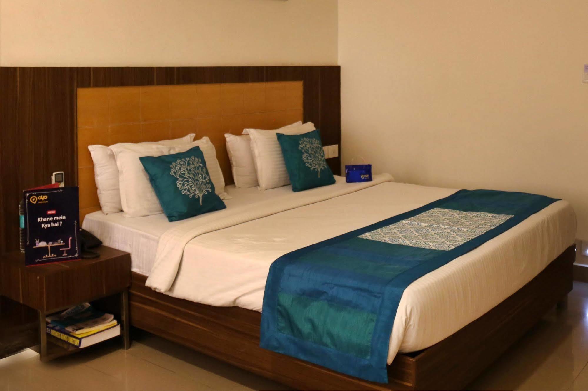 Continental Park Hotel Vijayawada Bagian luar foto